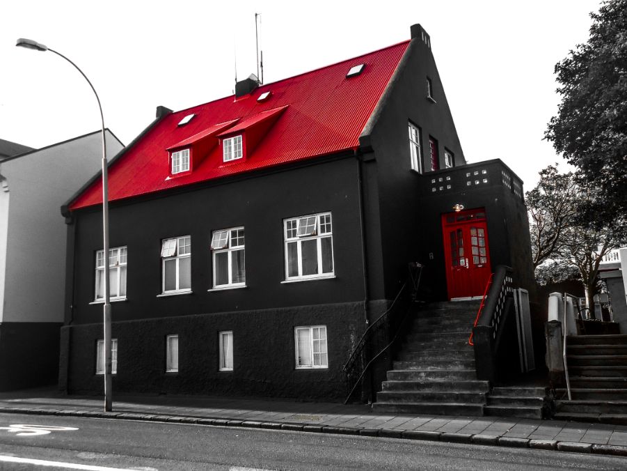 black house red roof